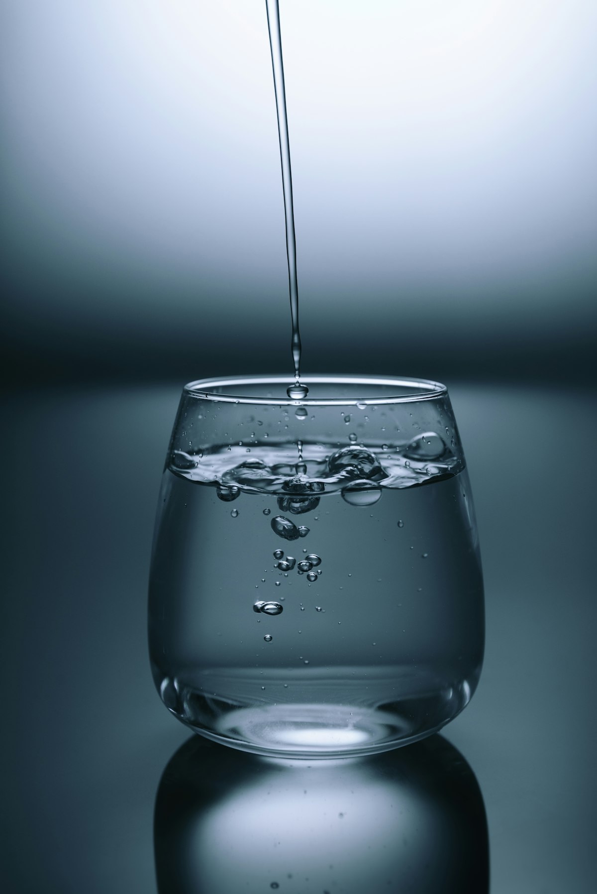 Agua pura sirviendose en casa